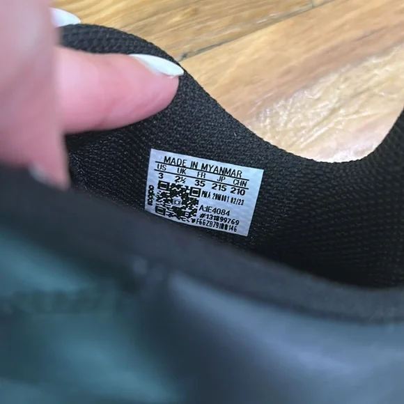 Adidas Boys Indoor Soccer Cleates size 3 - Picture 6 of 6